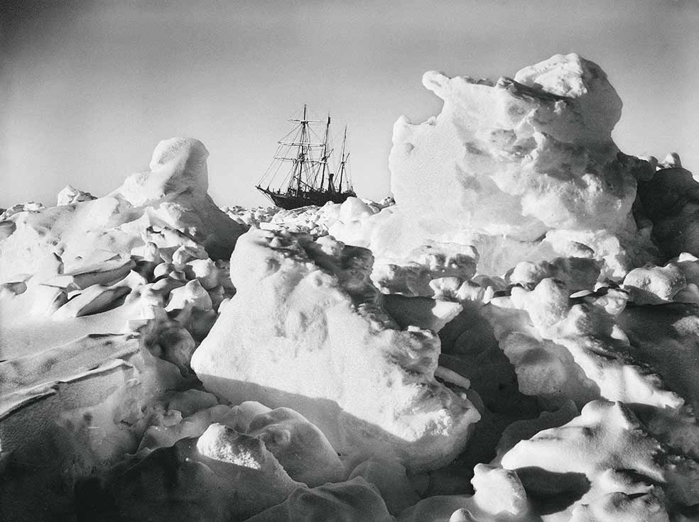 El Endurance se hundió tras nueve meses en el hielo. Los hombres se embarcaron en los botes salvavidas. Durante dos años soportaron tempestades y temperaturas terribles.