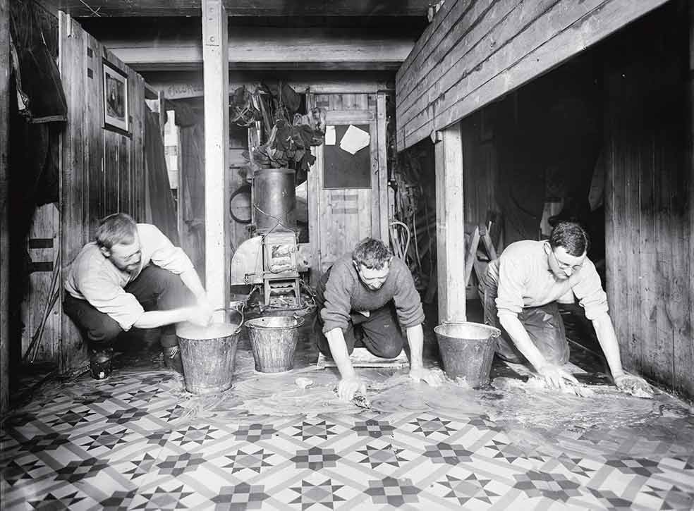 Mantenerse ocupados durante las largas semanas en que los problemas se sucedían fue decisivo para conservar la cordura. A la tripulación se la seleccionó por su cualificación profesional, pero también por otras dotes como, por ejemplo, si sabían cantar. El ánimo de los hombres, sabía Shackelton, era fundamental.