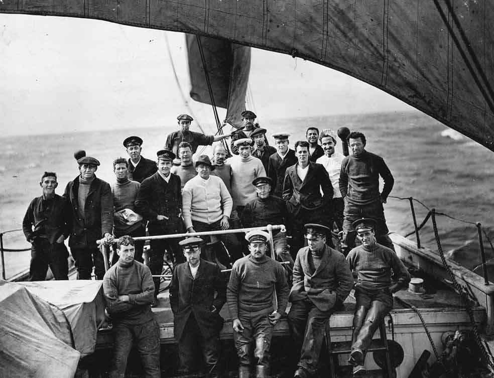 Entre los 28 hombres del Endurance había veterinarios, carpinteros, marinos, científicos… Supuestamente se presentaron a un anuncio que decía: «Se requieren hombres para un viaje peligroso. Salario bajo. Frío polar. Horas de completa oscuridad. Regreso a salvo dudoso. Honor y reconocimiento en caso de éxito». No hay evidencia de tal anuncio en la prensa de 1913, pero en cualquier caso se presentaron al reclutamiento cinco mil hombres.