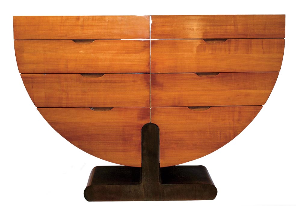 La fascinación de Pierre Cardin por el espacio se vio reflejada en toda su obra. La cajonera de media luna es uno de los ejemplos.