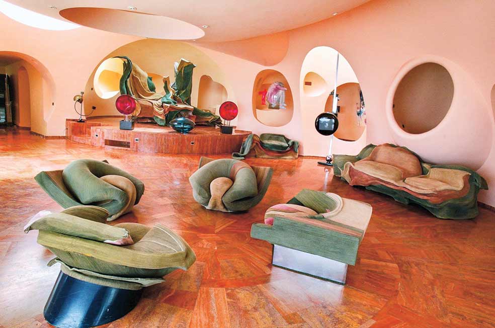 Con vistas a la bahía de Cannes y diseñada por el arquitecto Antti Lovag, la casa veraniega de Pierre Cardin recopilaba todos los elementos de la estética circular y futurista del diseñador.