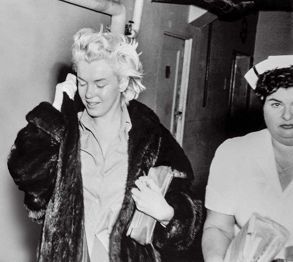 En 1961, la convencieron para ingresar en una clínica psiquiátrica, donde la maltrataron. Quedó traumatizada y cambió de terapeuta.