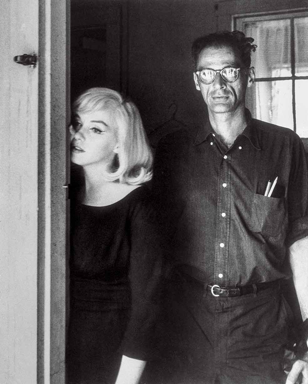 Cuando descubrió en el diario de su marido, el dramaturgo Arthur Miller, que él se avergonzaba de ella ante sus amigos, cayó en una profunda crisis. |