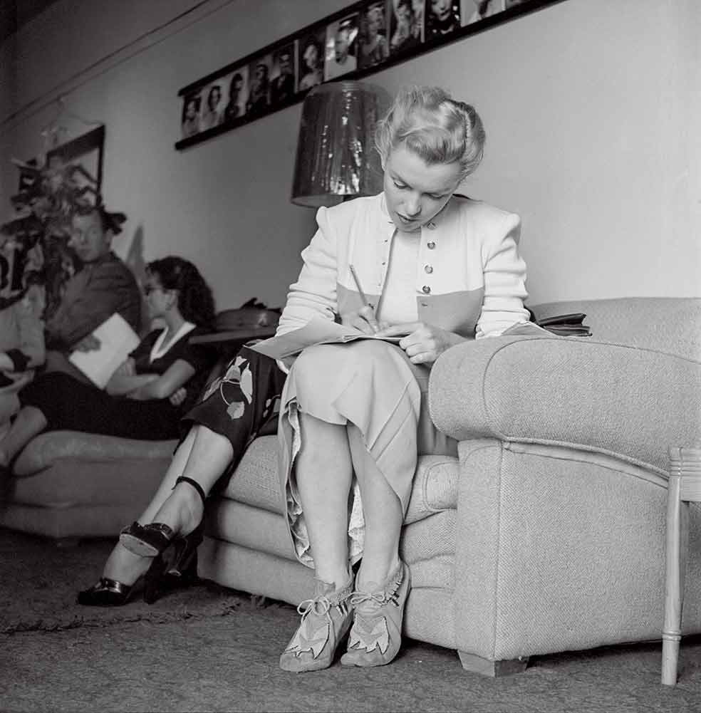 Anotaba en cuadernos sus sueños, recuerdos y reflexiones. Se avergonzaba de su caligrafía difícil y de su ortografía caótica. |