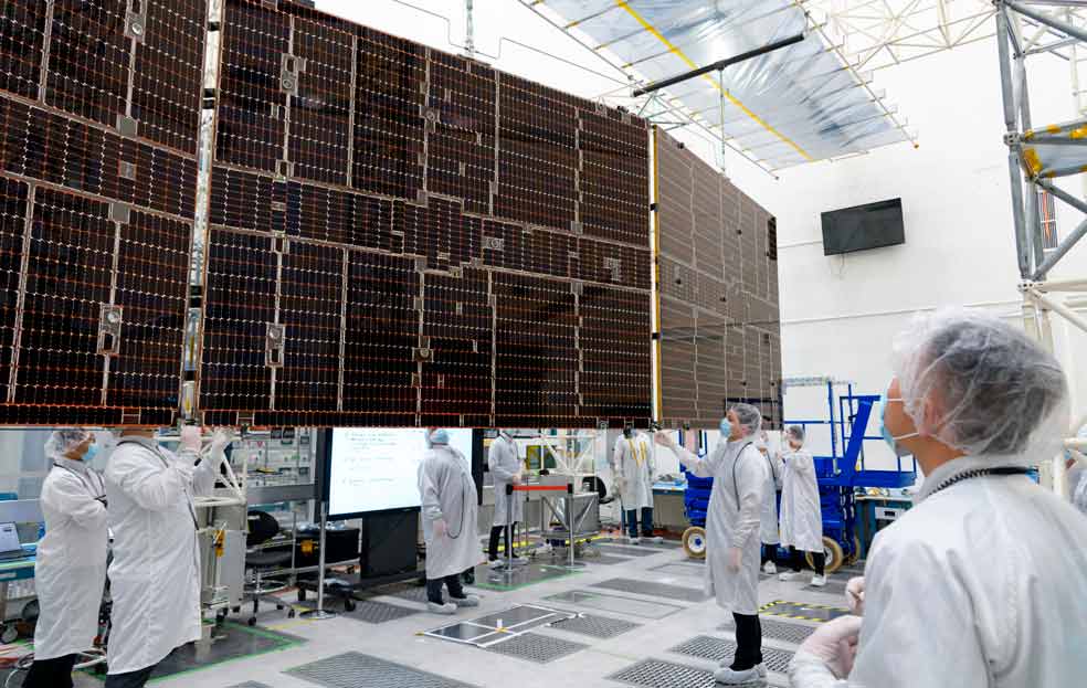 Los paneles solares que se despliegan desde la nave para conseguir la suficiente energía que le permita llegar hasta el asteroide.