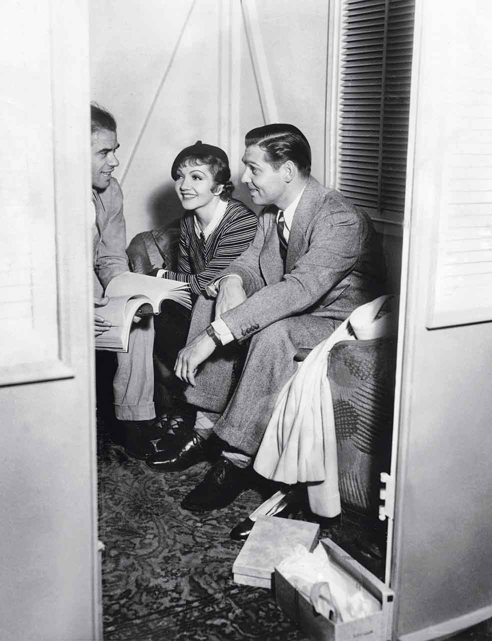 Sucedió una noche logró los cinco grandes Oscar de 1934: mejor película, director, actor, actriz y guion adaptado. Fueron los únicos Oscar de Clark Gable y Claudette Colbert. Frank Capra lo ganó tres veces.