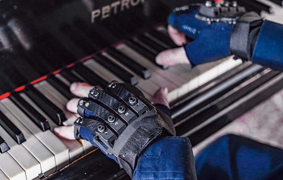 El maestro sufrió una distonía focal que más tarde se denominó LER (Lesiones por Esfuerzo Repetivo). La enfermedad altera sus funciones musculares y le impide coordinar el movimiento de sus dedos.