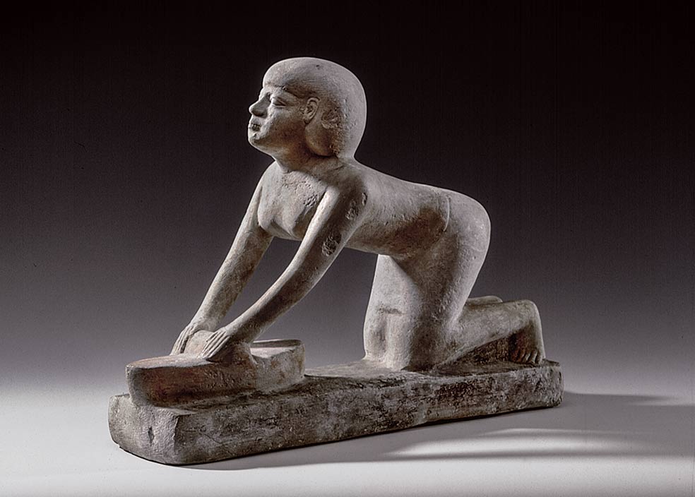 Las egipcias trabajaron como panaderas, tejedoras, artesanas, cerveceras, comadronas, cocineras... En la foto, una molinera (2686-2181 a. C.).