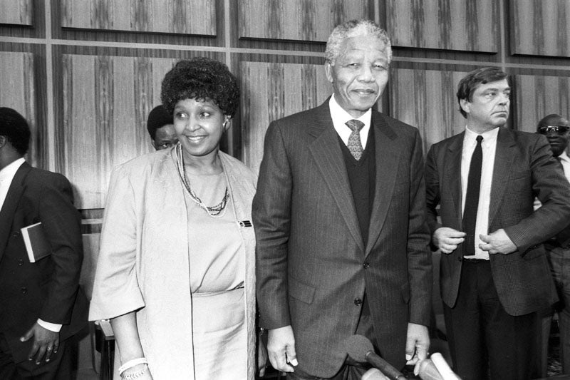 El gran problema de Nelson Mandela fue el poder que acumuló su primera esposa, Winnie, que se aprovechó de su matrimonio para malversar fondos públicos y ejercer la violencia contra los opositores políticos de su marido.