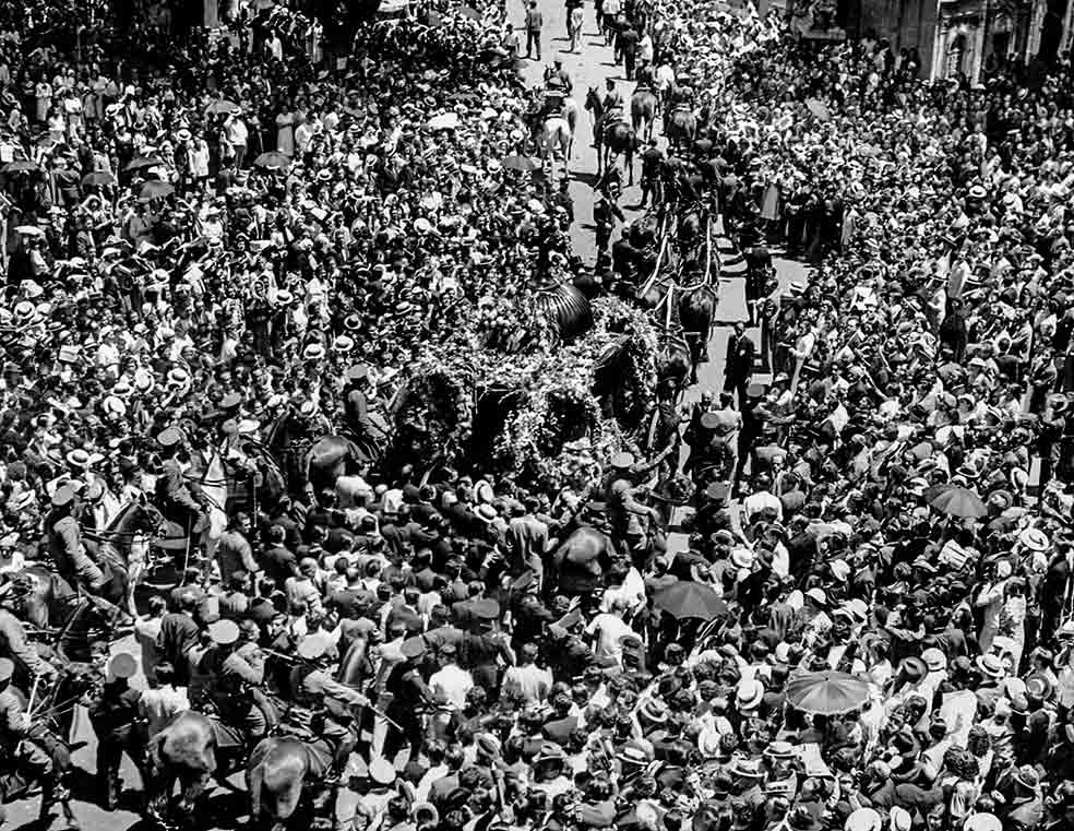 El creador de Volver murió el 24 de junio de 1935 en un accidente aéreo en Medellín. Tras un surrealista periplo por aldeas de Colombia –en burro, carreta y tren– y luego en barco por Panamá, Nueva York, Brasil y Uruguay, su féretro llegó a Buenos Aires siete meses después de su muerte. Su multitudinario funeral (en la foto) se realizó el 5 de febrero de 1936.