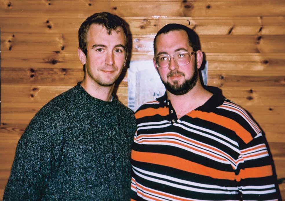 «David era el más vivo y entusiasta en sus funciones humanitarias. Su alegría por el trabajo que hacía en Siria es para mí y para la familia, el elemento más importante de todo este asunto triste», explicaba Mike en un comunicado tras la decapitación de su hermano. En la foto, Mike con David en los años 90.