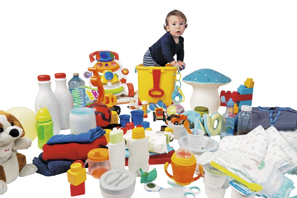 Este es Lucas rodeado de parte del plástico que forma parte de su día a día.