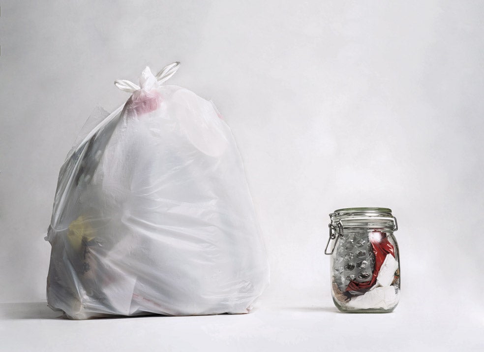 A la izquierda, el plástico acumulado en casa a lo largo de una semana ‘normal’. Derecha, lo acumulado en una semana de consumo 'consciente'. Los ‘expertos’ en la vida sin residuos tardan un año en llenar este botecito.