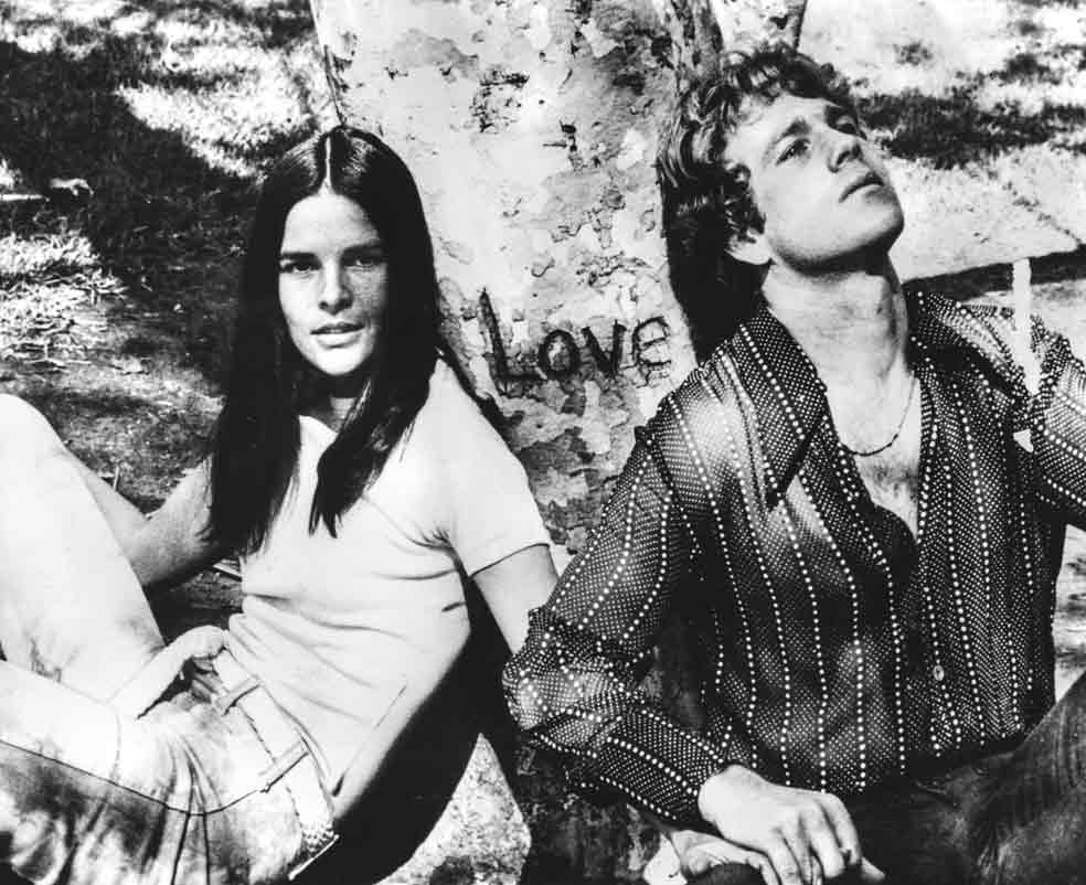 Ali MacGraw con Ryan O'Neal, con quien protagonizó Love story, película que dejó para la posteridad la frase «amar significa no tener que decir nunca lo siento» y el guion considerado más romántico del cine.