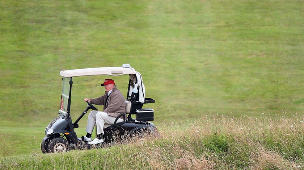 Trump es famoso por conducir su carrito por el green. «Conducir tu carrito por un green viene a ser como tender la colada en la Capilla Sixtina. Las huellas de los neumáticos mellan la perfecta superficie del green, dificultando el tiro del compañero de juego… y de los cien golfistas siguientes».
