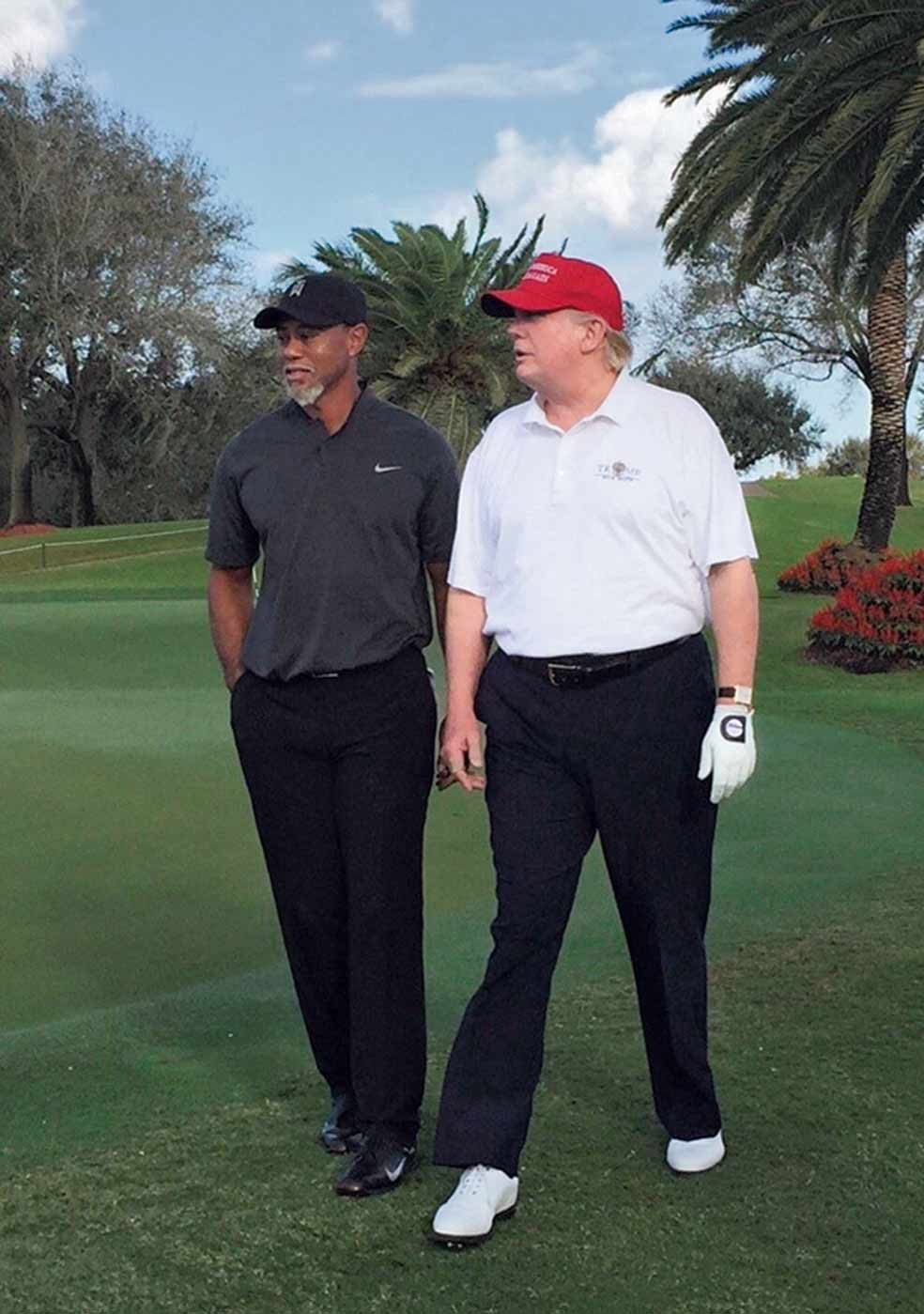 Poco después de convertirse en presidente, invitó a Tiger Woods. «Donald no dejaba de autoconcederse putts. Pero la cosa tenía su gracia. Habías oído tantas cosas sobre Trump que querías verlo con tus propios ojos para contarlo después», dice un periodista que jugó de pareja de Trump contra Woods