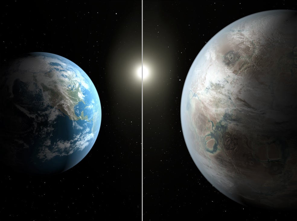Con las proporciones que se muestran en esta imagen. A la derecha Kepler 452b, es un exoplaneta que orbita una enana amarilla, identificado por el telescopio Kepler y confirmado por la NASA el pasado verano. Es el primer cuerpo planetario que cuenta con dimensiones similares a las de la Tierra y que orbita dentro de una zona de habitabilidad parecida a la de nuestro Sol. Está a 1400 años luz. Tardaríamos 25 millones de años en llegar a él. Su temperatura media: 29º. Entre los exoplanetas con mayor índice de similitud con la Tierra, 7 han sido descubiertos por Kepler