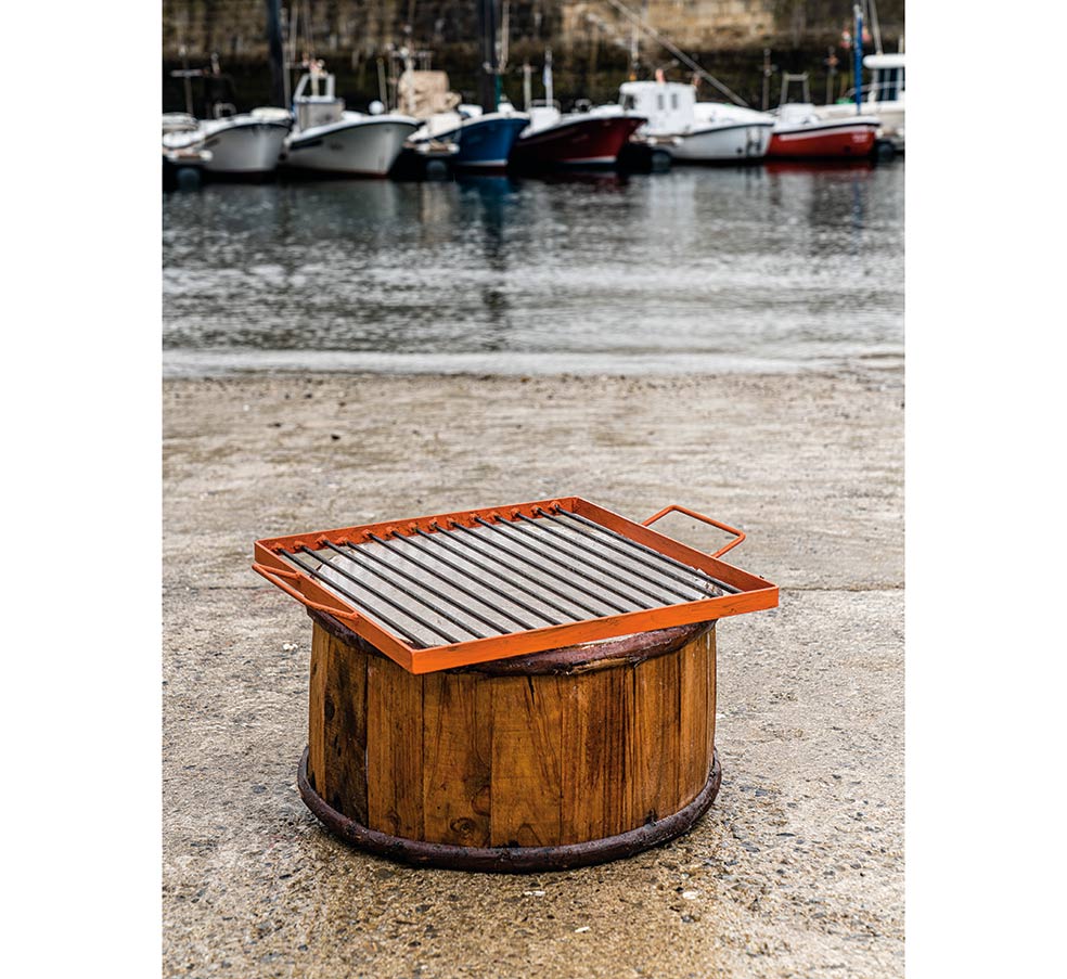 Una ‘oalla’ como las que usaban los marineros de Guetaria hasta comienzos del siglo XX. Se fabricaba usando cajas que se rellenaban con arena para que el calor del carbón no quemase la madera.