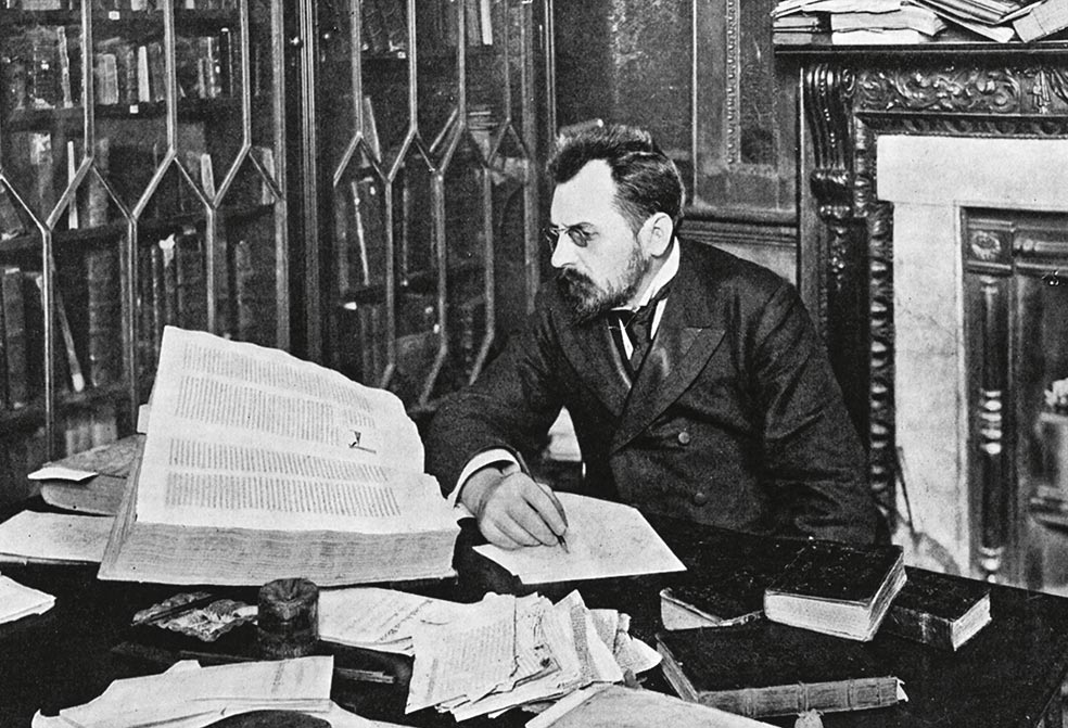 Wilfrid Voynich fue un bibliófilo y coleccionista polaco. Regentaba una librería con su mujer. En 1912 compró varios libros de saldo en un monasterio jesuita de Italia; entre ellos, el famoso manuscrito al que dio nombre. Emigró a Estados Unidos con él. A su muerte, lo heredó su viuda, que, a su vez, lo entregó a una empleada de la librería, Anne Nill. Esta lo vendió a un marchante, Hans Kraus, que no pudo encontrar comprador y lo legó en 1969 a la Universidad de Yale, donde se conserva desde entonces. | CORDON