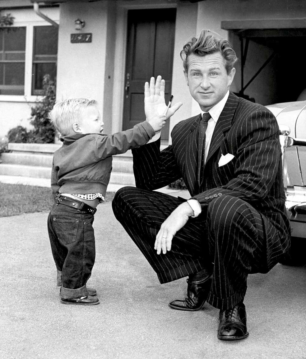 Con su padre, el actor Lloyd Bridges (el de «elegí un mal día para dejar de fumar» en Aterriza como puedas). Fue él quien empujó a Jeff y a su hermano Beau al cine, proporcionándoles pequeños papeles en las series que él realizaba. Su hermana Cindy no hizo carrera, pero también apareció en series con él. |