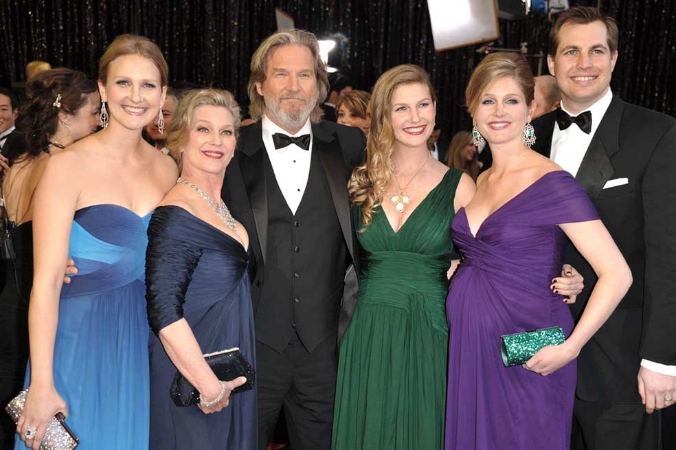 Bridges en los Oscar de 2011 con su esposa, Susan Geston –llevan juntos desde 1977 y viven en Montana, donde se conocieron–, y sus hijas: Jessica Lily (izquierda), Haley Roselouise e Isabelle Annie (derecha). |