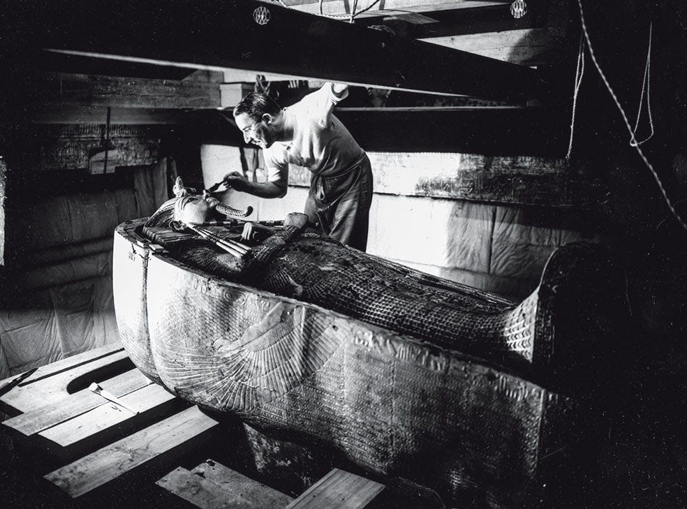 Howard Carter encontró, en 1922 la tumba de Tutankamon. En 1924 vino a España a explicar su hallazgo. En la imagen, el arqueólogo británico limpia la máscara del segundo ataúd del faraón.