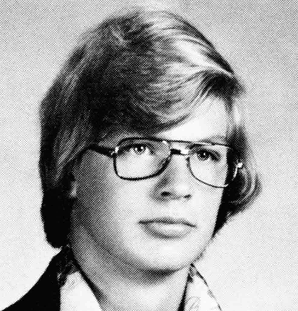 Imagen - Parte de un desorden psicosexual, expresado por la conversión en rito sexual del consumo de la carne de la víctima. Esto no implica que alcance el placer sólo a través de la ingesta, puede ser una forma de liberar frustraciones o rabia reprimida.Jeffrey Dahmer se comió a 17 personas. Invitaba a sus amantes a su casa y los mataba para que no se fueran. De recuerdo guardaba algunos restos en la nevera y los ingería.