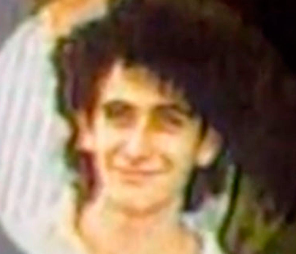 Imagen - Una persona maltratada, al sentirse amenazada, puede desarrollar la fantasía de que fue otro el que experimentó los castigos, alguien que atacará por venganza al extraño que lo amenazó. Hay quienes desarrollan varias personalidades.Un día Javier propuso a un amigo suyo trasladar al mundo real el juego que había creado. Al poco asestaba dos cuchilladas en el cuello a un hombre que esperaba el autobús. Rosado dijo que tenía 43 personalidades.