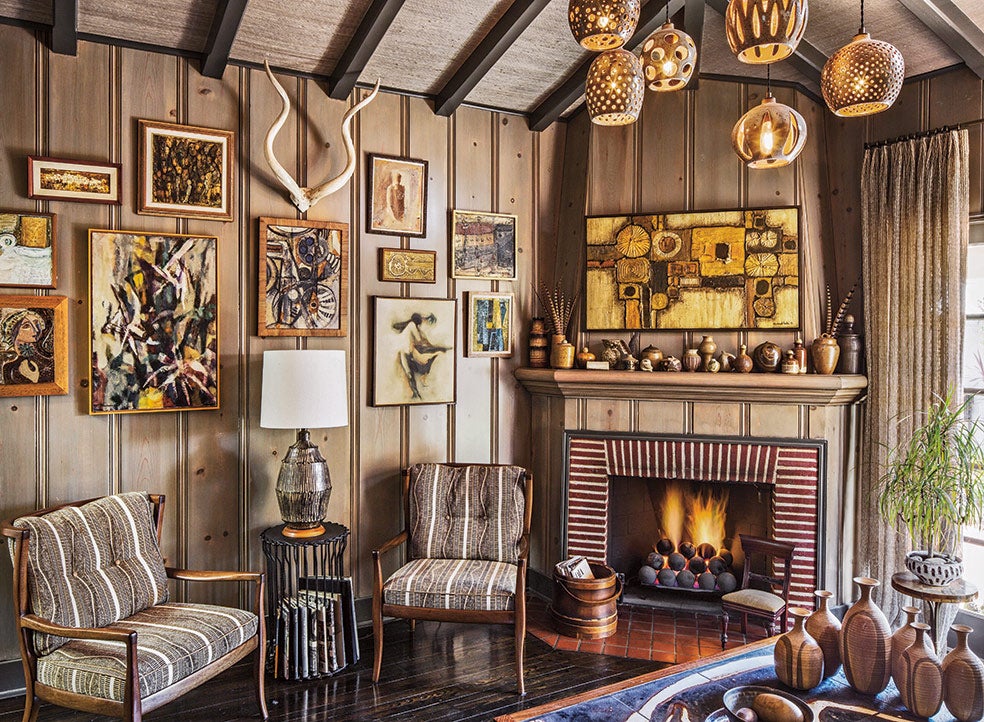 Una pared de madera aísla quince veces más que una de hormigón. Y también protege del calor en verano. En la imagen, un cuarto de estar panelado diseñado por el interiorista de las Kardashian, Jeff Andrews, afincado en Los Ángeles.