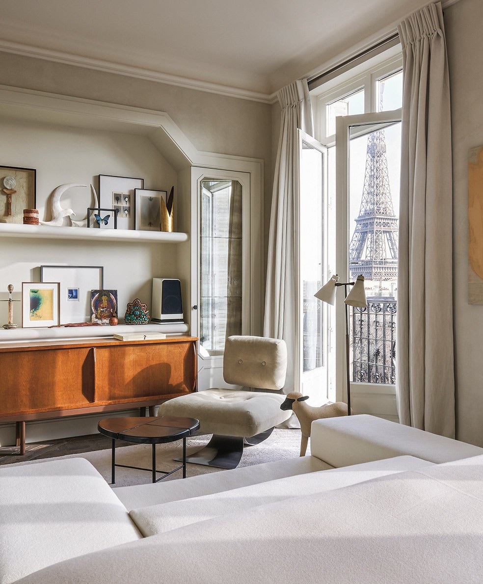 Las cortinas resultan un estupendo aislante, sobre todo si están confeccionadas en linos gruesos o terciopelo. El arquitecto Joseph Dirand, que ha decorado las tiendas de Balmain, Chloé, Givenchy, o Balenciaga, en París, las utiliza en su casa de la capital con vistas a la Torre Eiffel.