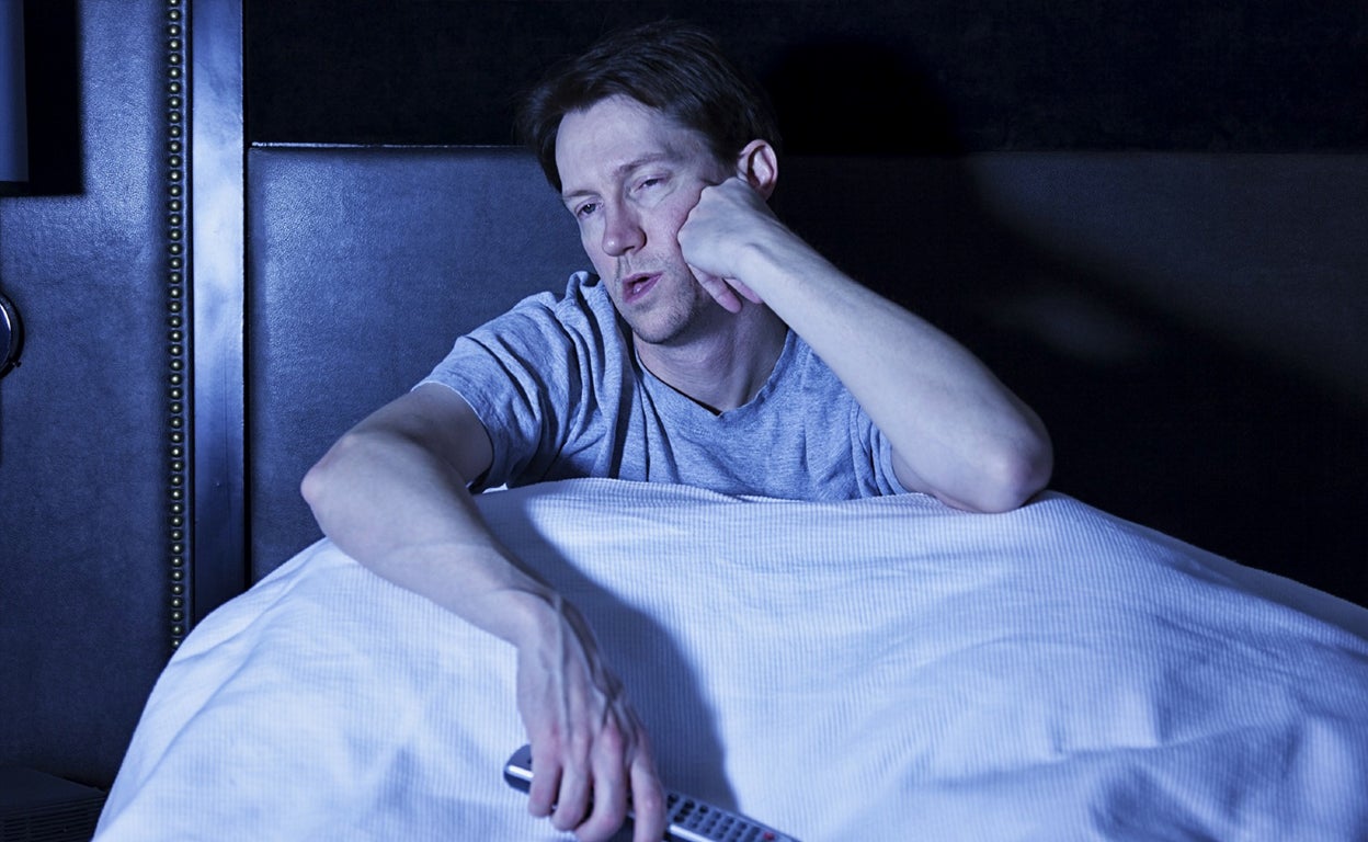 ¿Te despiertas en mitad de la noche? No eres insomne, eres antiguo (dormir del tirón está sobrevalorado)