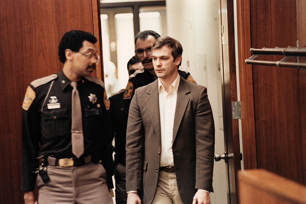 Jeffrey Dahmer (en la foto durante su juicio; y en la foto de apertura tras ser detenido), también conocido como El Caníbal de Milwaukee cometió el asesinato y desmembramiento de diecisiete jóvenes entre 1978 y 1991. Se comió parte de sus cuerpos. En 1994 fue asesinado a golpes por un compañero de prisión.