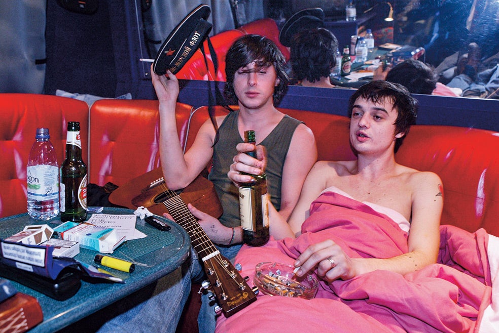 Pete y su compañero de The Libertines Carl Barât en el backstage de su gira en 2004. Su vida como cantante durante 20 años estuvo ligada al consumo de drogas.