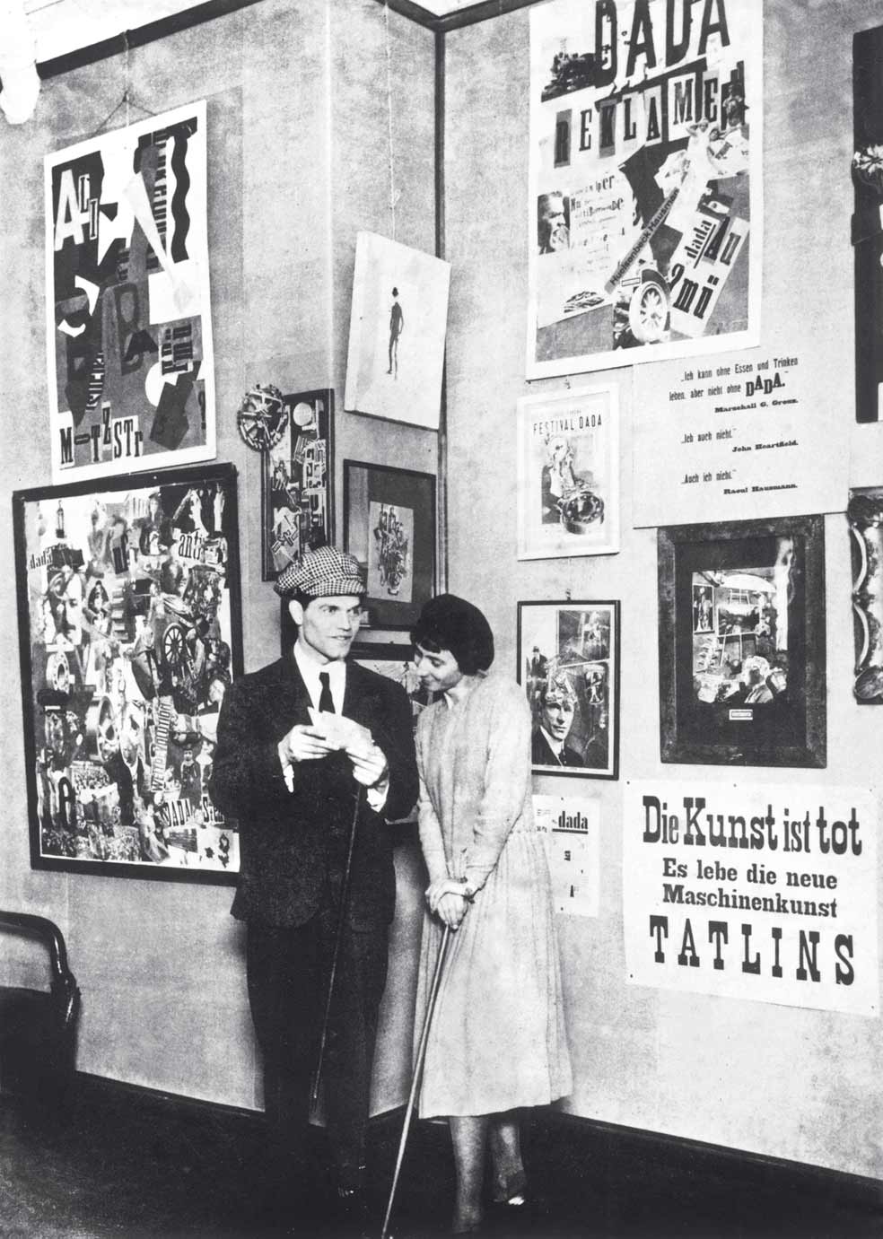 El grupo se expandió desde Zúrich a Berlín, Colonia, Hannover, Nueva York y París. Hannah Höch y Raoul Hausmann en una feria dadaísta internacional en Berlín, en 1920.