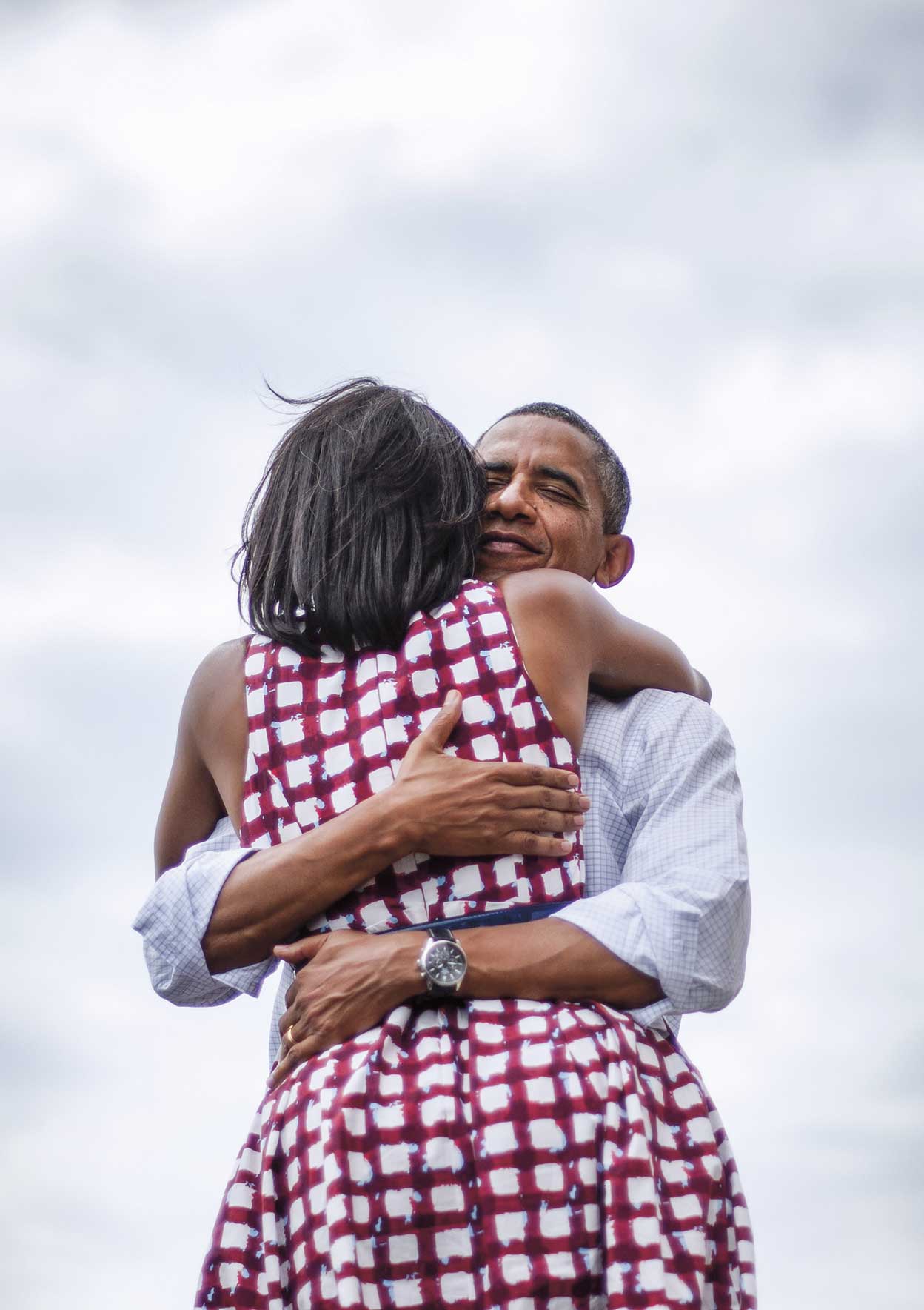 Barack Obama llegó tarde y empapado por la lluvia su primer día de trabajo. A Michelle le gustaron su voz, su sonrisa, su estatura y su aspecto desgarbado. No sabía, cuenta, «que estaba ante mi amor verdadero y el mayor alborotador de mi vida». Han superado varias crisis y llevan 30 años casados.