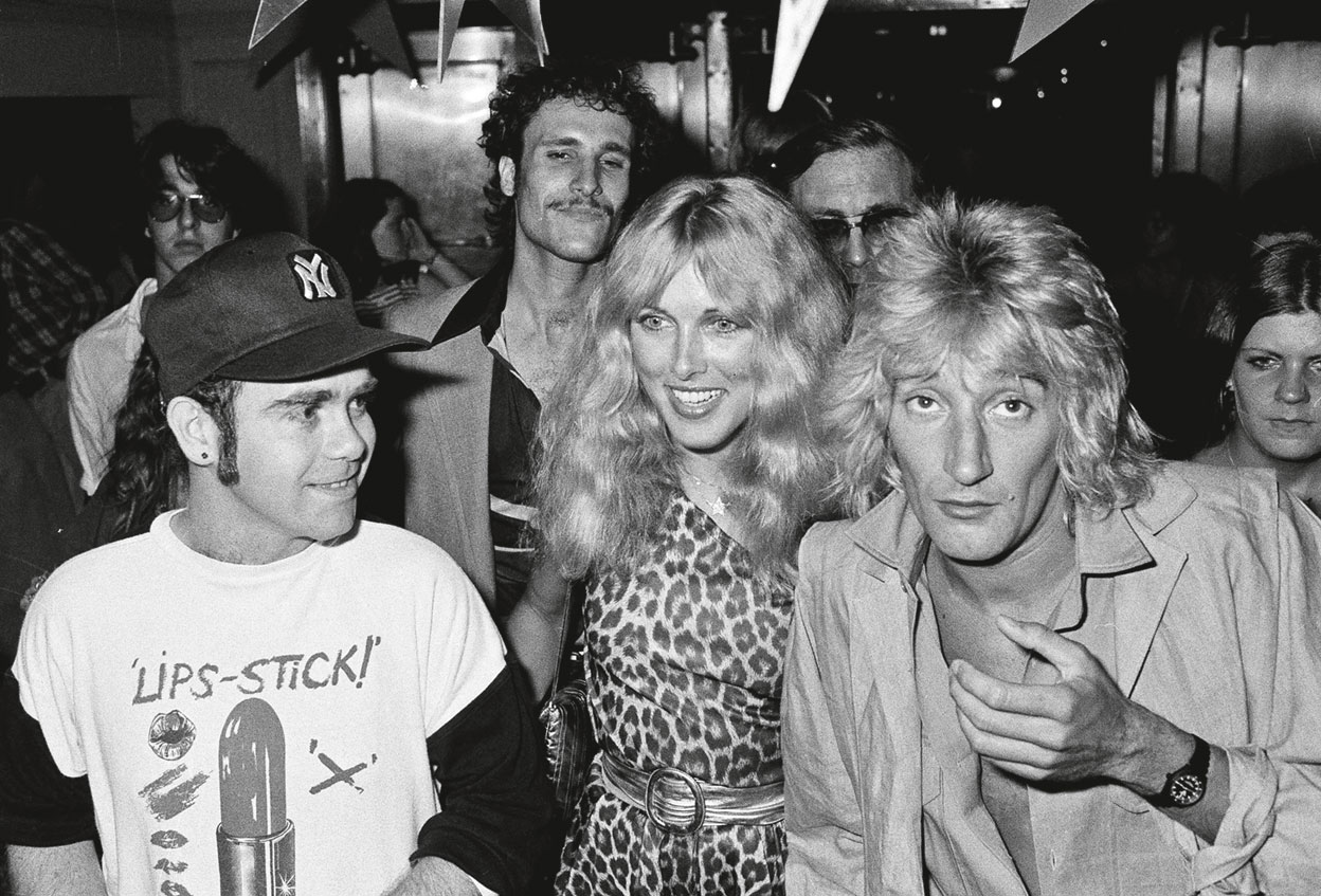 Elton John con Alana Hamilton, ya separada del actor George Hamilton y a punto de convertirse en la esposa de Rod Stewart.