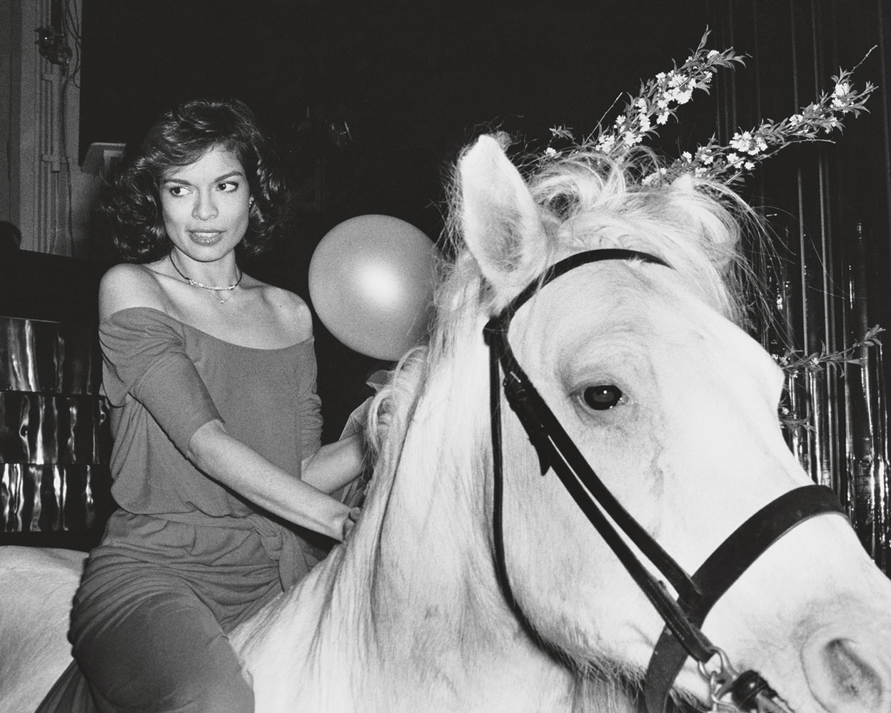 Bianca Jagger se paseó por el club sobre un caballo blanco en 1977. «No estaba previsto que ella se subiera al caballo», dice Schrager. Tenía que montarlo una modelo desnuda para interpretar a Lady Godiva, pero se subió Bianca y aquello acabó siendo 'la fi esta del siglo'. También comenzó la costumbre de meter animales para eventos especiales: palomas para el cumpleaños de Jagger, ganado en una fi esta para Dolly Parton...