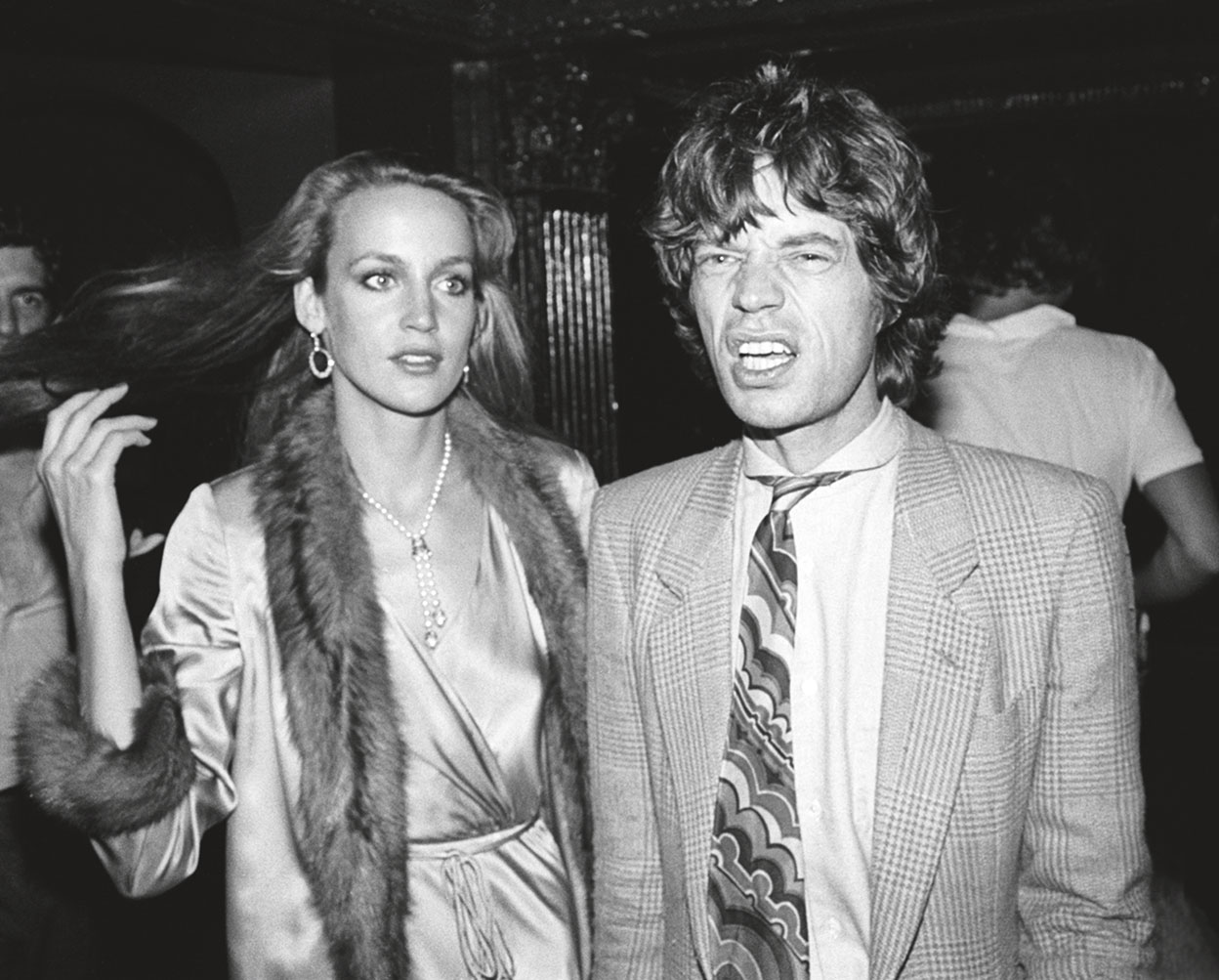 Jerry Hall, famosa modelo ya entonces, llega a la discoteca con Mick Jagger. Estuvieron juntos hasta 1999 y tienen tres hijos.
