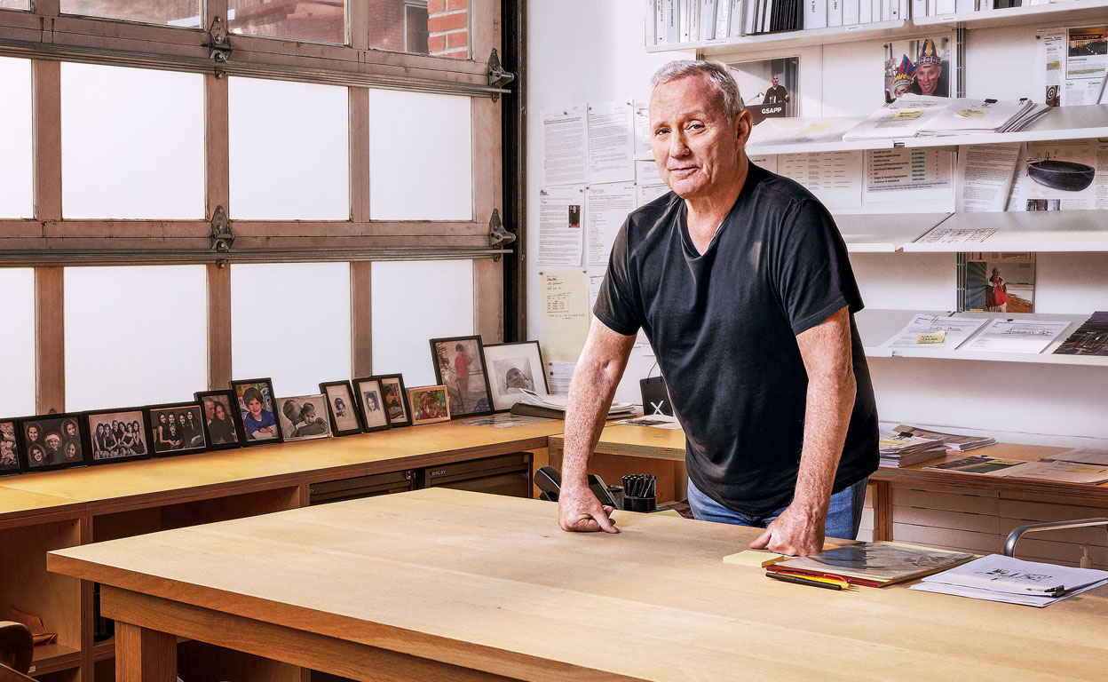 Cuando salió de la cárcel, Ian Schrager se dedicó al negocio de los hoteles. Está al frente de los Edition, cuyo hotel en Madrid inauguró personalmente el pasado mes de mayo. Su despacho está en un local de Manhattan que fue el estudio de Jasper Johns.