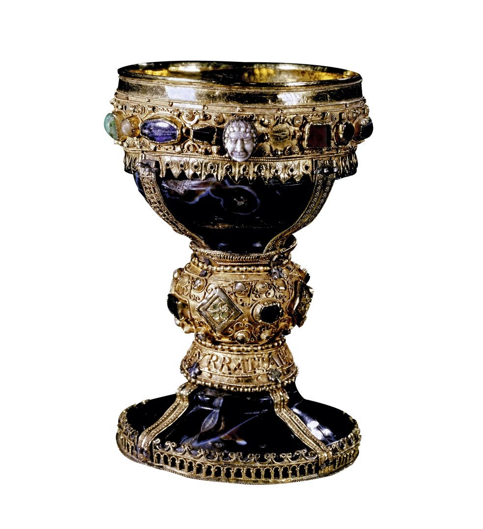 Se guarda en la colegiata de San Isidoro de León. Orfebres leoneses del siglo XI recubrieron con oro, perlas, esmeraldas, amatistas y zafiros la copa y la peana, que son de piedra de ónice. Es una donación de la infanta leonesa Urraca de Zamora, hija de Fernando I de Aragón.