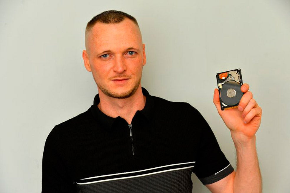 Tres meses antes de descubrir lo valiosas que se había vuelto sus criptomonedas, Howells había ordenado su estudio y tiró varias cosas. Entre ellas, un disco duro viejo (similar al que muestra en la foto) que tenía una memoria tan pequeña que él consideró que no valía la pena conservarlo.