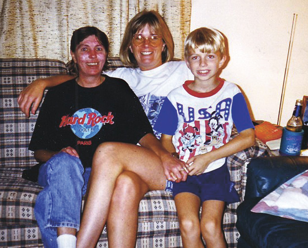 Con su madre, Susan (izquierda) y una tía. Fue su hermana Casey, 11 años mayor, quien durante el juicio declaró que sus padres eran alcohólicos uy que ella misma lo tuvo que cuidar.