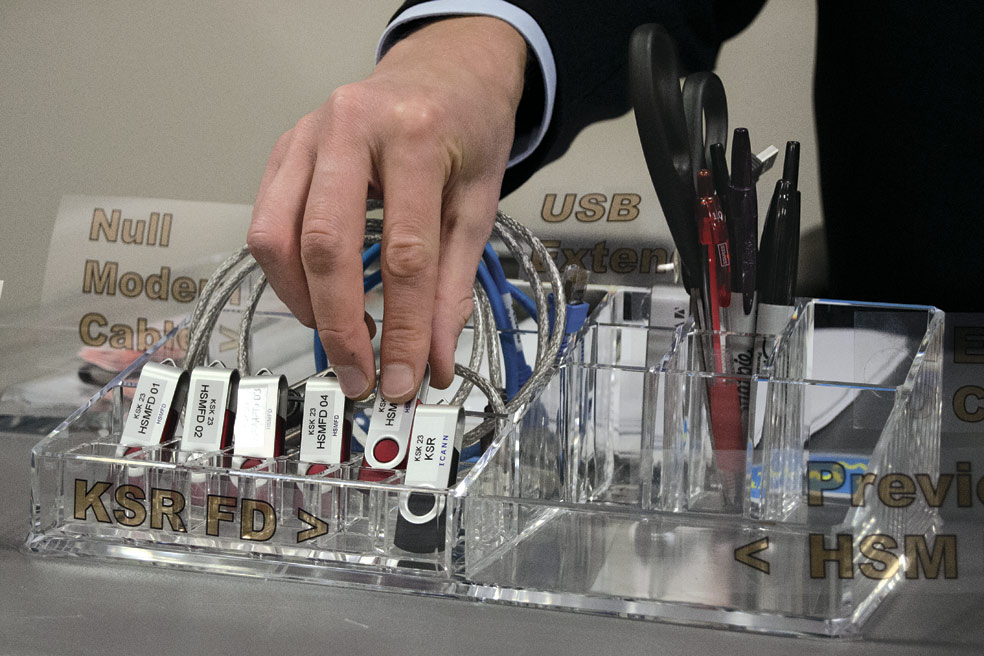 La nueva clave raíz se guarda en un pendrive, cuyo contenido será transmitido por un operario de la ICANN a través de una conexión segura a VeriSign, una compañía estadounidense que gestiona infraestructuras de red. Esta clave servirá para generar las contraseñas de máximo nivel jerárquico en el sistema DNS. «Es la fontanería de Internet,los usuarios no la notan y muchos no saben ni que existe, pero es esencial para que podamos confiar en el sistema», explica Kolkman.