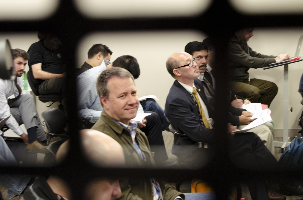 Las 14 llaves de Internet las custodia una organización sin ánimo de lucro llamada ICANN. Siete de los guardianes viajan a Virginia dos veces al año para asistir a la ceremonia que generará una nueva contraseña madre; una firma digital que autentifica que cada página que visitamos en Internet se corresponde con el número asignado en una especie de gran 'listín telefónico'. No es que puedan 'encender o apagar' Internet sino que autentican las IP.