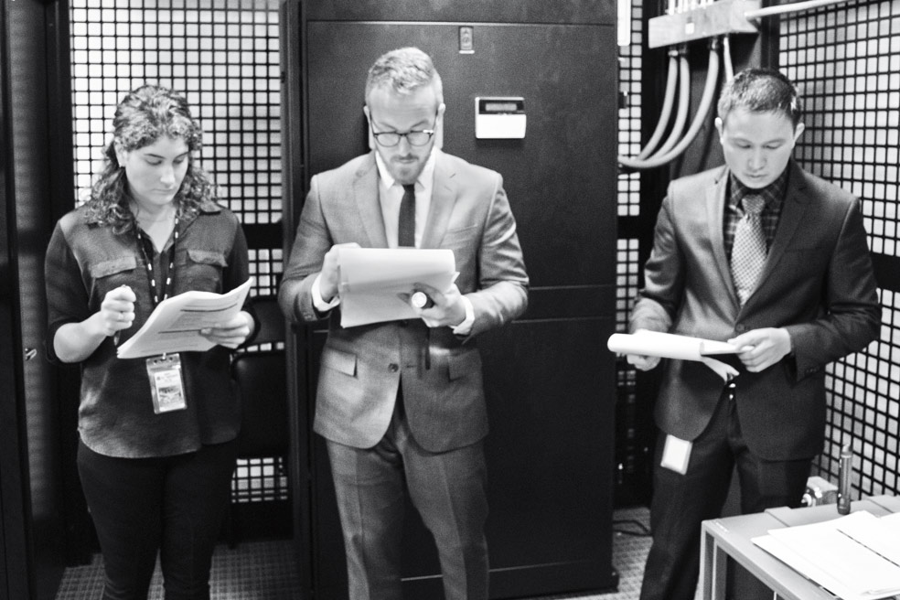 Cada uno de los guardianes debe ir pasando una serie de controles. Desde identificarse con su pasaporte al entrar en las instalaciones hasta escáneres de retina y sensores biométricos de la palma de la mano. En total son siete niveles de seguridad hasta llegar a las habitaciones donde se encuentra el dispositivo que generará la nueva clave raíz. Y que solo puede activarse con la participación simultánea de todos ellos y siguiendo un guión muy estricto.