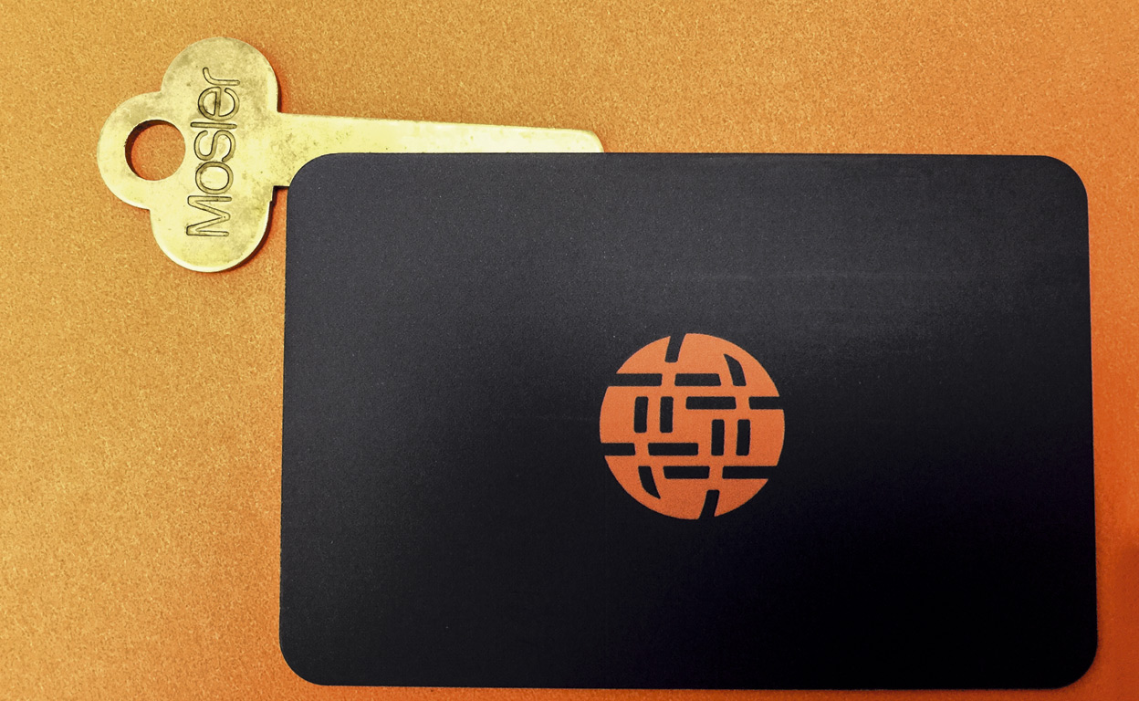 Esta imagen muestra dos llaves: la física -la típica metálica- abre la caja fuerte donde están depositadas las llaves inteligentes (parecidas a tarjetas de crédito) metidas en un plástico con pinta de bolsa de congelados con un sistema de chivatos que delatan cualquier manipulación. Los vigilantes deben comprobar que nadie ha tocado la bolsa antes de extraer su tarjeta.