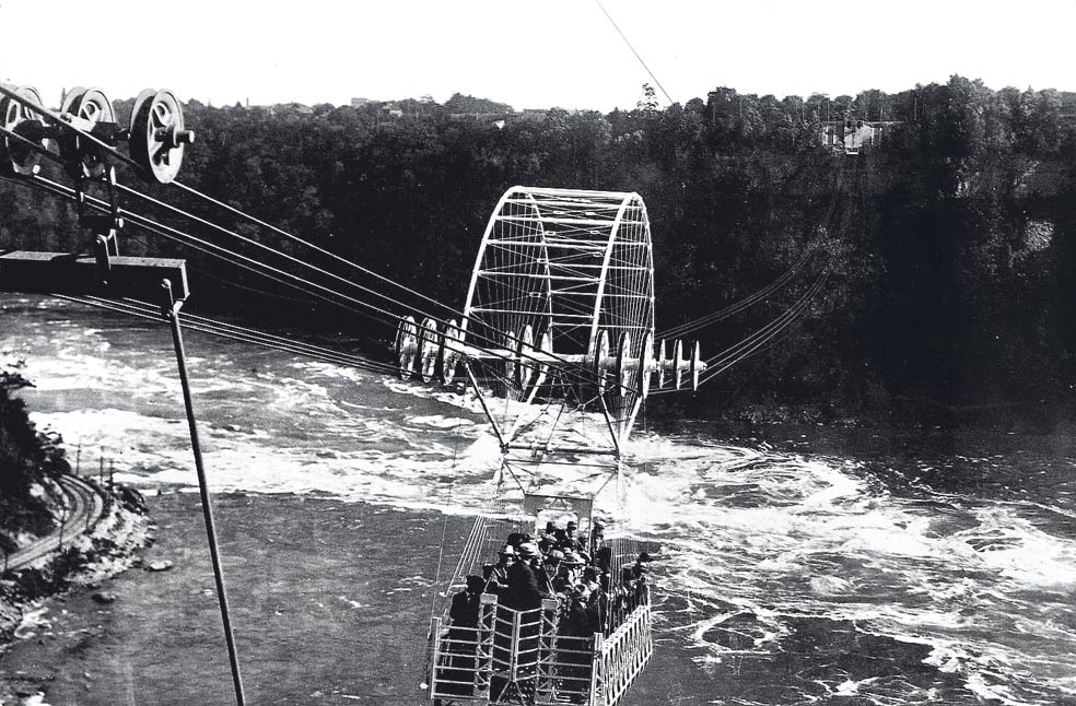 Junto a estas líneas, el transbordador que aún hoy sobrevuela las cataratas del Niágara, en 1920.