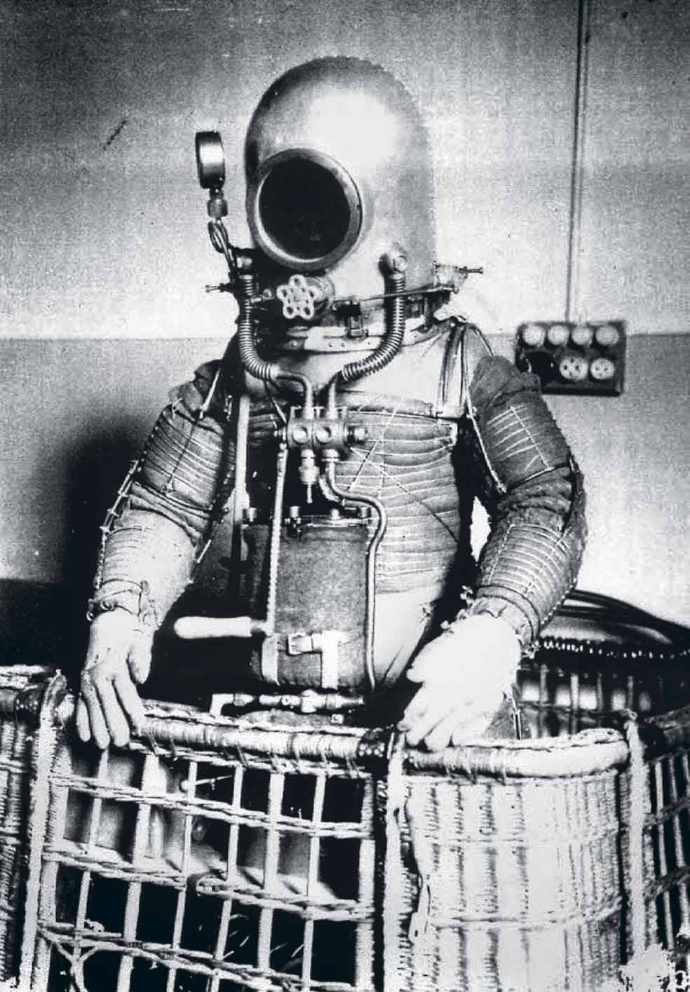 Su escafandra, de caucho impermeable y articulada, estaba dotada de un micrófono, un sistema de respiración antivapor y soportaba la presión espacial.