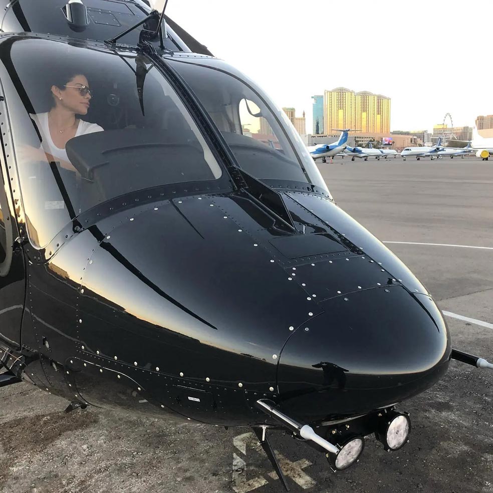 Lauren Sanchez en el helicóptero que usa para sus traslados personales y que también llevó al rodaje de su película.
