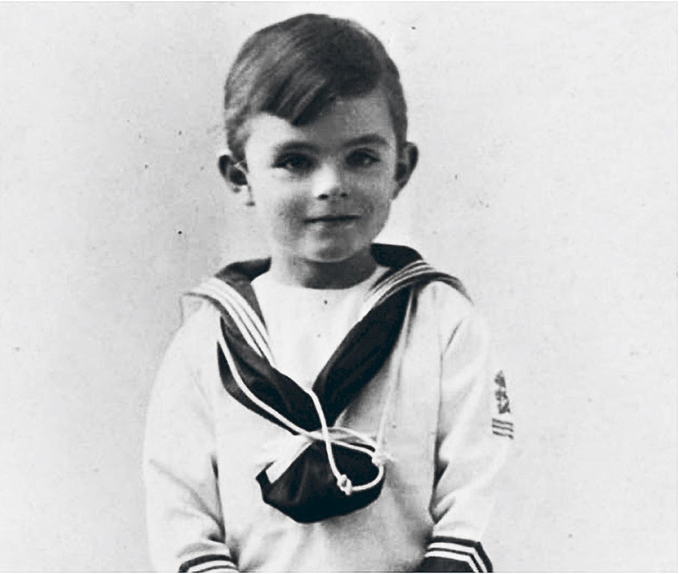 Turing con cinco años. Nació en Londres, pero fue concebido en la India, donde también pasó parte de su infancia. Allí trabajaba su padre.